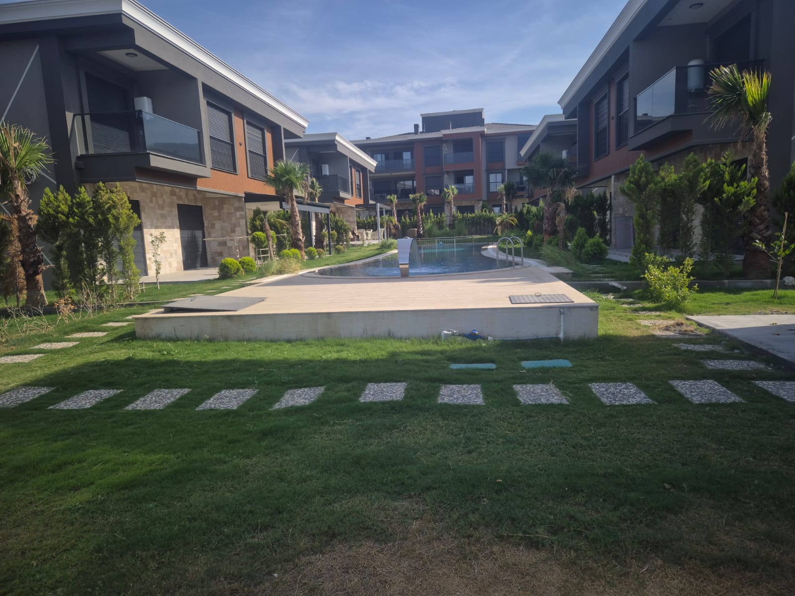 Davutlar Migros Arkasında Sıfır 3+1 Müstakil Villa