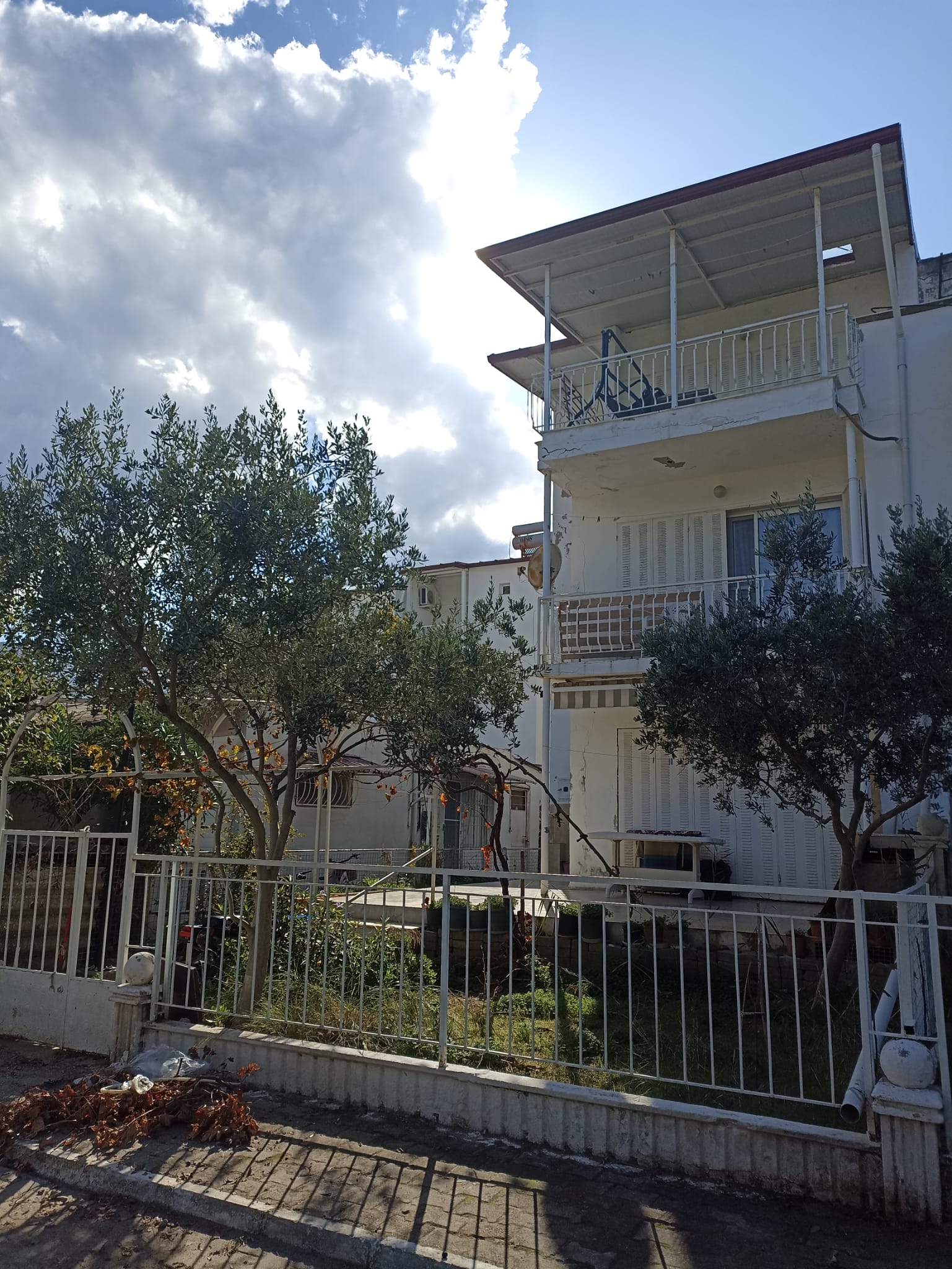 Kuşadası Güzelçamlı Çamlık Sahil Sitesinde Satılık 3+1 Bahçeli Bağımsız Satılık Villa