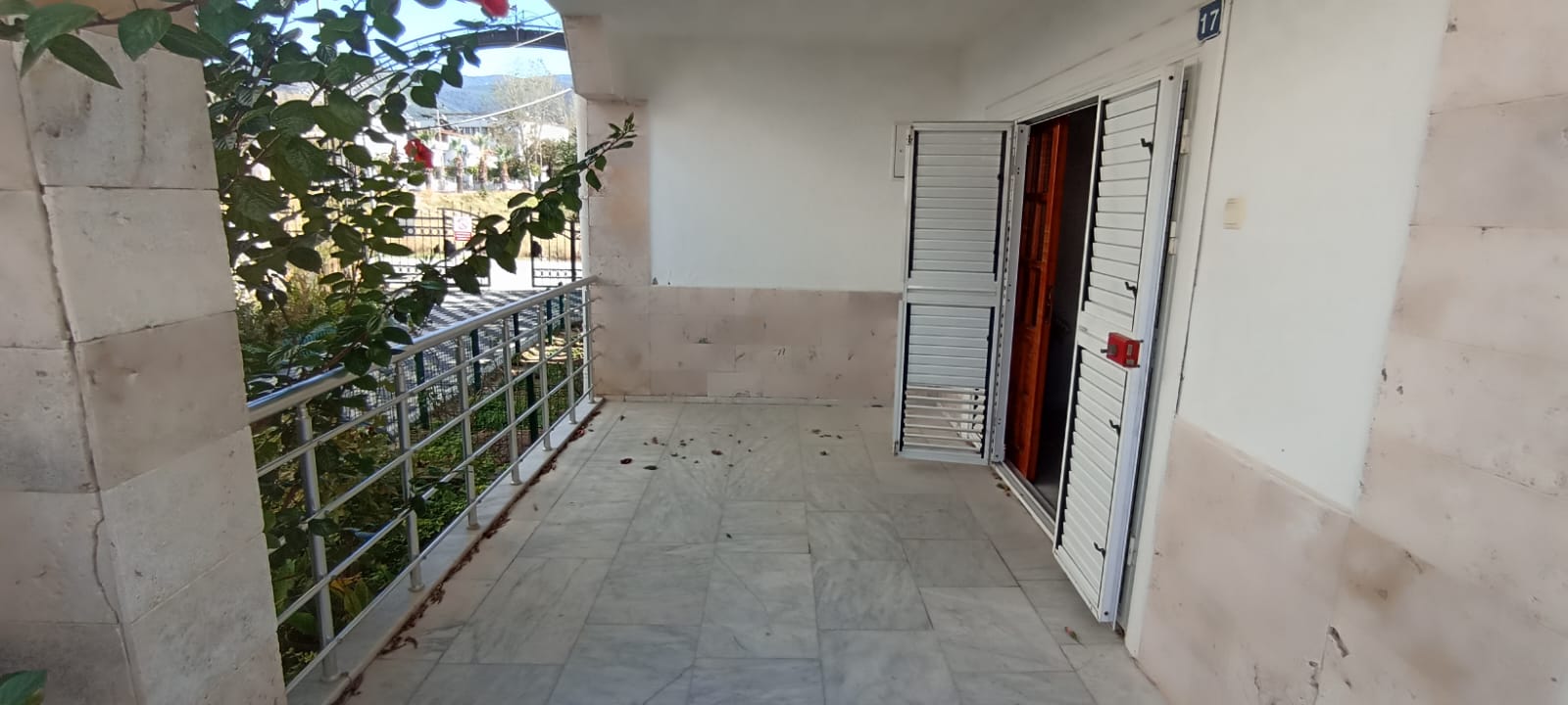 Kuşadası Güzelçamlı’da Denize 50 Metre Satılık Tribleks Villa