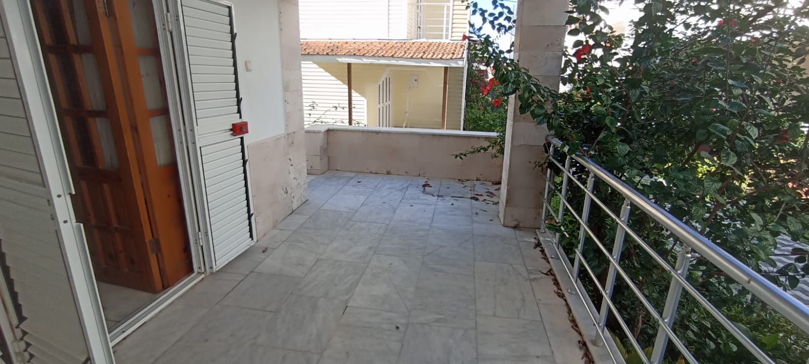 Kuşadası Güzelçamlı’da Denize 50 Metre Satılık Tribleks Villa - Görsel 2